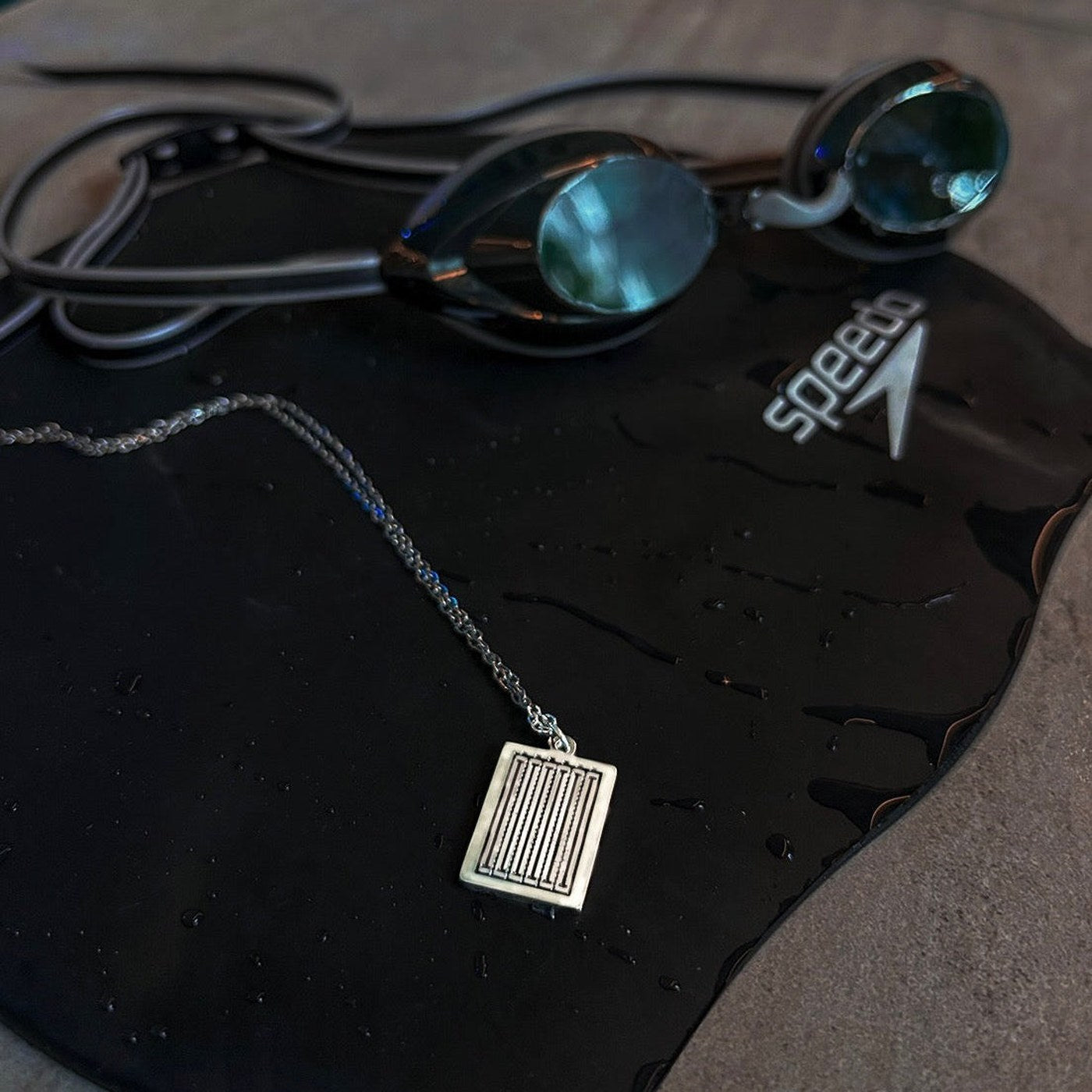 Swimming pendant with goggles